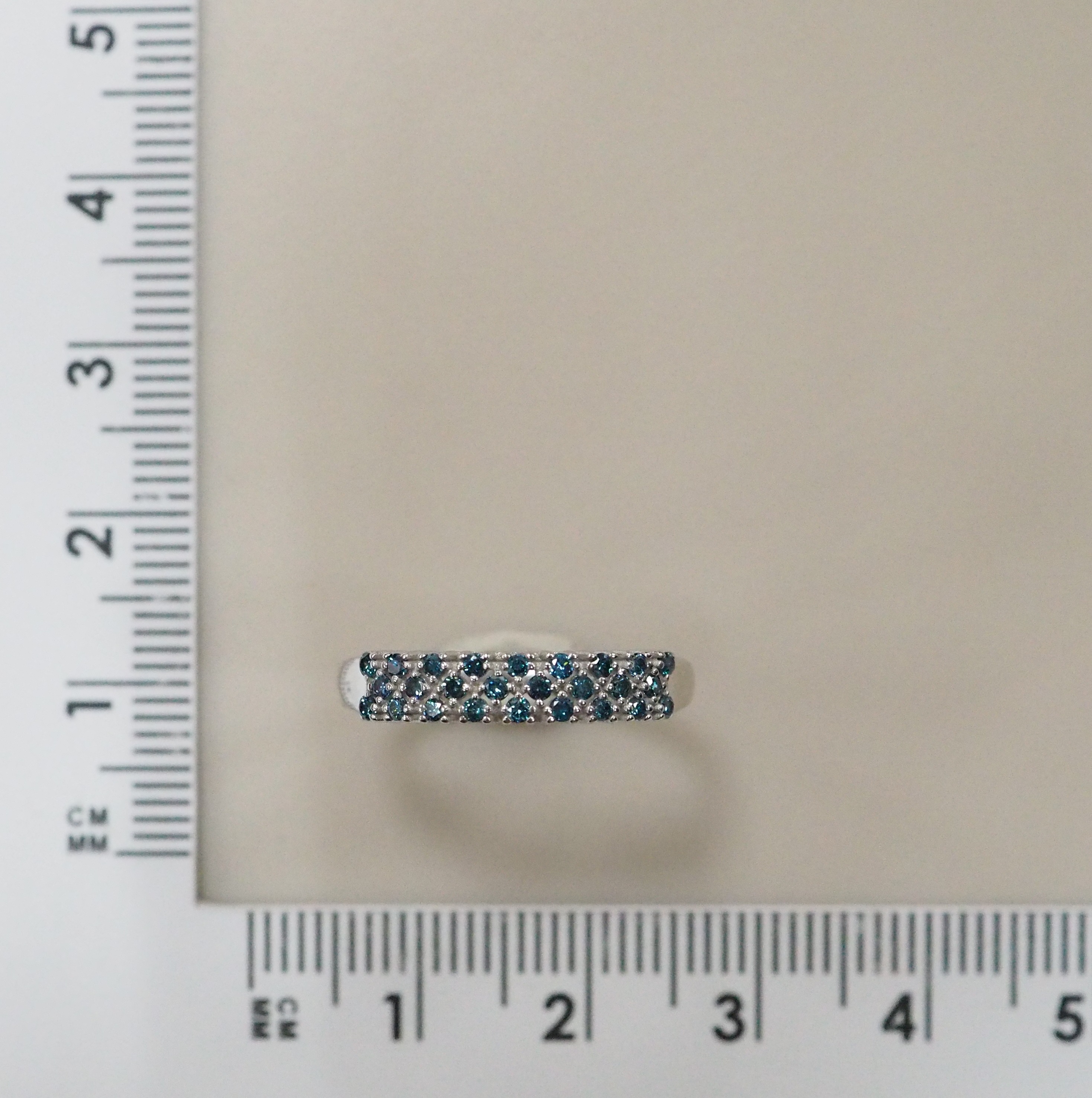 Кольцо из белого золота с голубыми бриллиантами